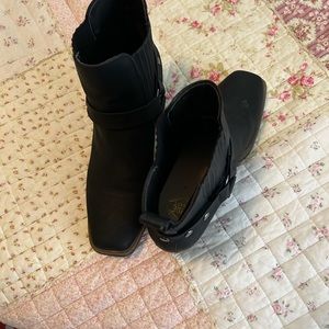 Black, size 10 women’s low calf boots. Worn very little. True Craft-from Belks.